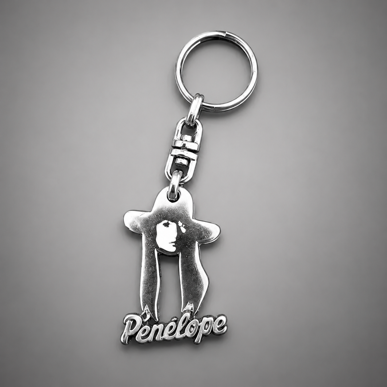 Llavero Penelope Metal Plateado con texto